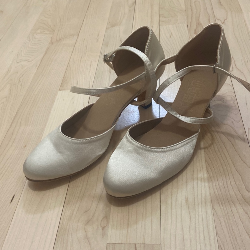 Brand new ivory satin pumps 7 1/2